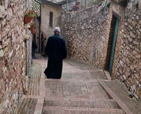 assisi meditazione yoga monaco